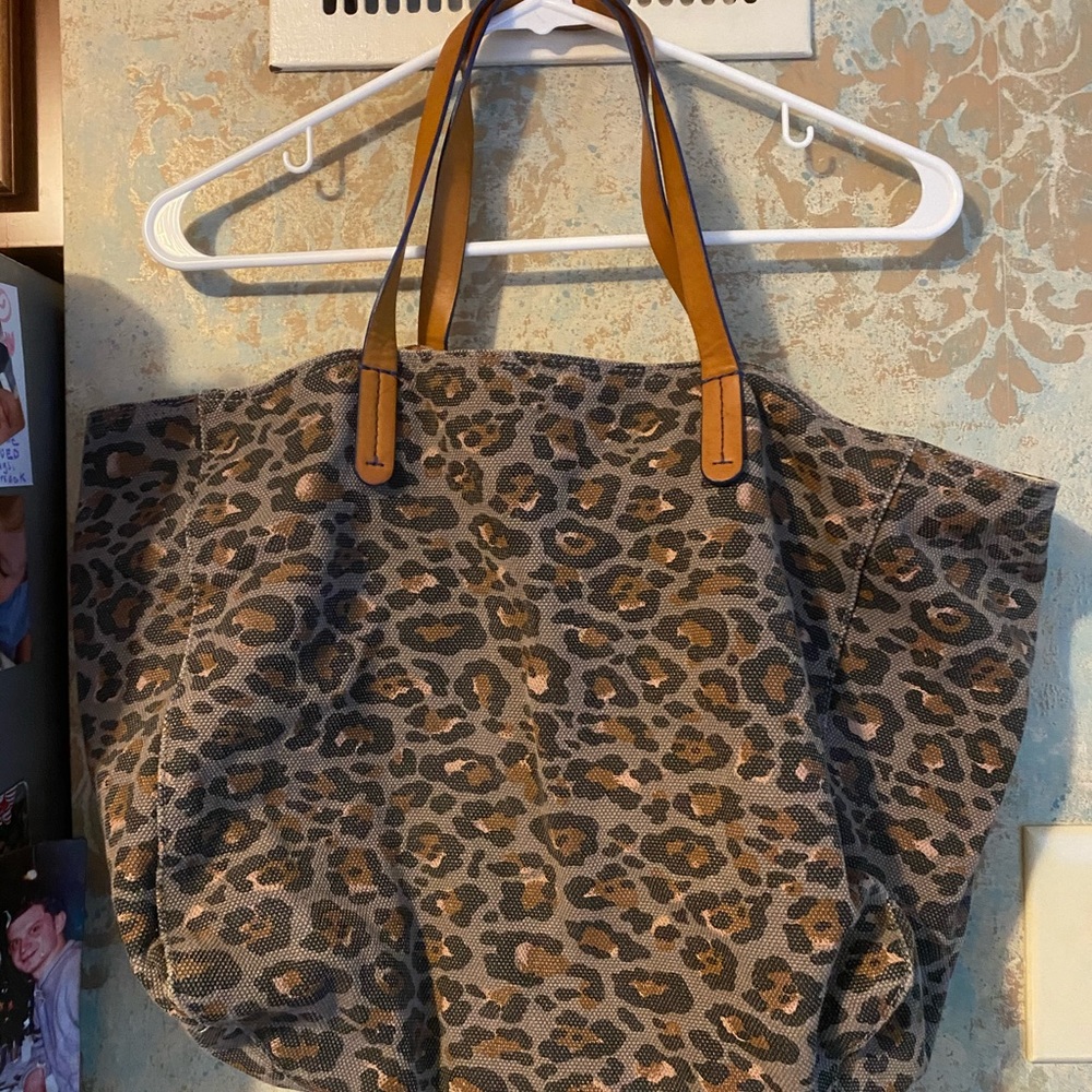 Gap gray leopard print pocketbook bag.